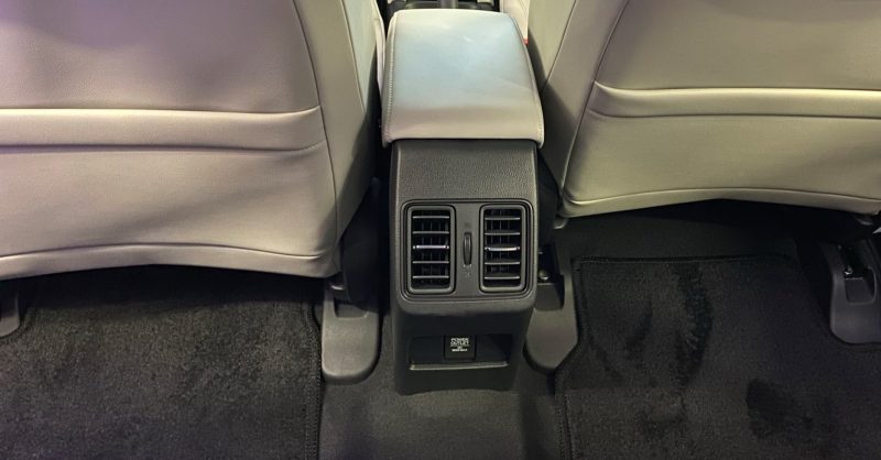 Saída de ar climatizado na extensão do console, e trilhos mais afastados para dar maior conforto aos passageiros