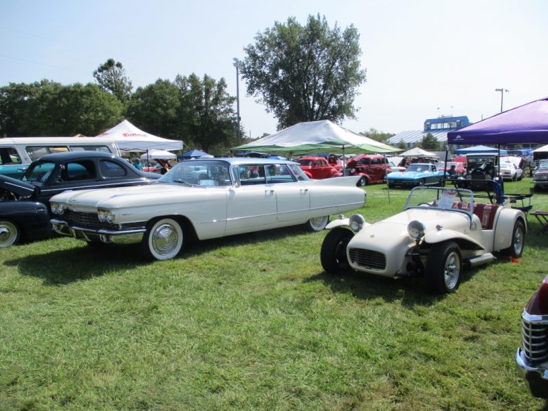 Compare o tamanho do Cadillac e do Lotus Seven