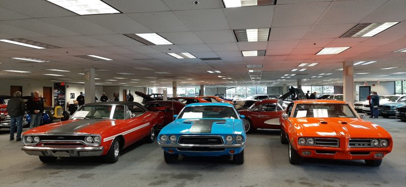 Agrupar muscle cars sempre forma uma vista colorida: Plymouth GTX, Dodge Challenger e Pontiac GTO