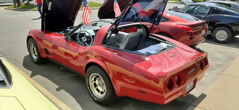 Corvette C3 em rara combinação vermelho com interior em couro cinza prateado