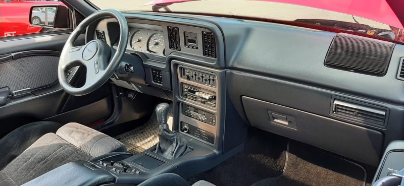 Interior do Thunderbird tem profusão de teclas típica dos anos 1980