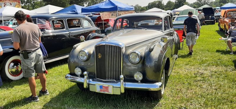 Bentleys não são comuns, mas aparecem – esse é um Park Ward 1957