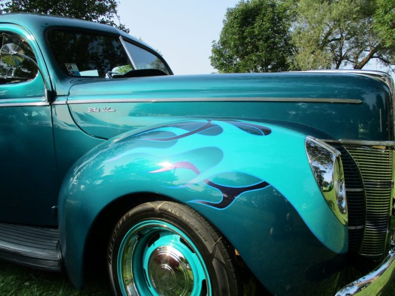 Ford-Coupe-DeLuxe-da-decada-de-1940-com-personalizacao-extensa-mostra-pintura-impressionante