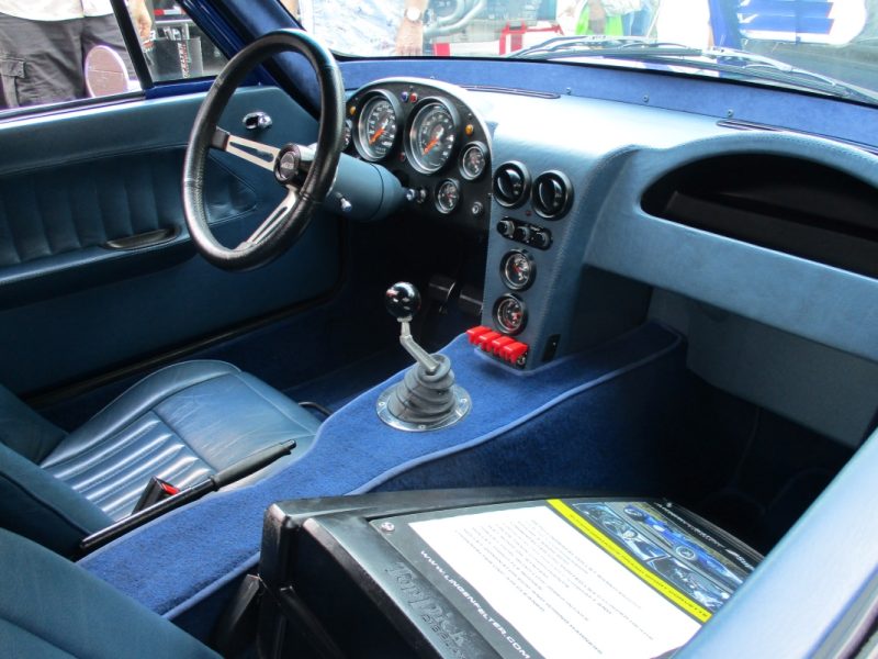 Interior simples e convidativo para dirigir no Grand-Sport