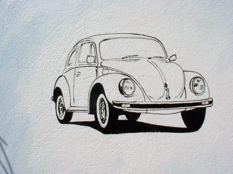 Reprodução do VW Beetle do anúncio “Think Small”, colocado na lateral esquerda da frente da Käfer Haus