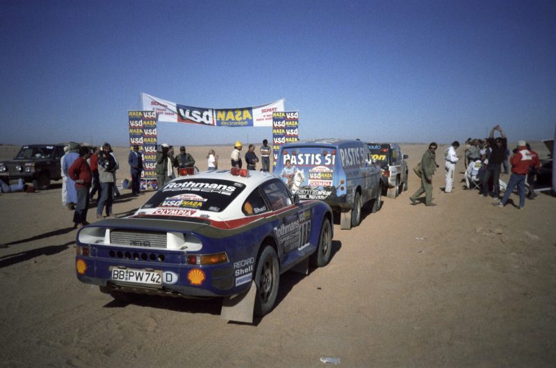 O motor turbo ajudou bastante o 959 em 1986, destaque para o resfriador de ar entre a carroceria e a asa traseira (fonte: Porsche)