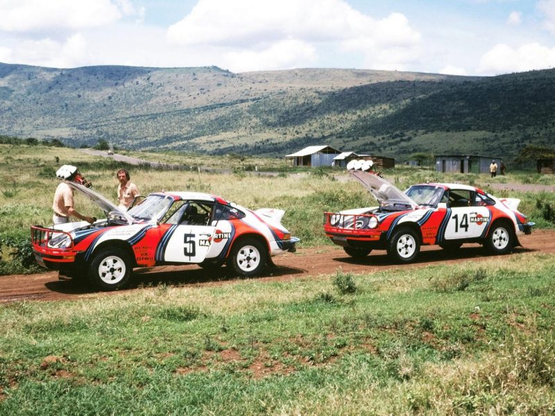 Dois 911 bem modificados tentaram superar os desafios da África nas cores da Martini Racing (fonte: Pinterest)