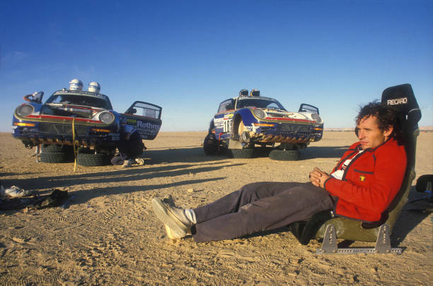 Jacky Ickx descansa enquanto a equipe faz manutenção nos carros (fonte: Jean GUICHARD)