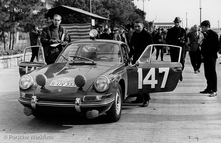 Peter Falk e Herbert Linge em Monte Carlo, 1965 (fonte: Porsche)