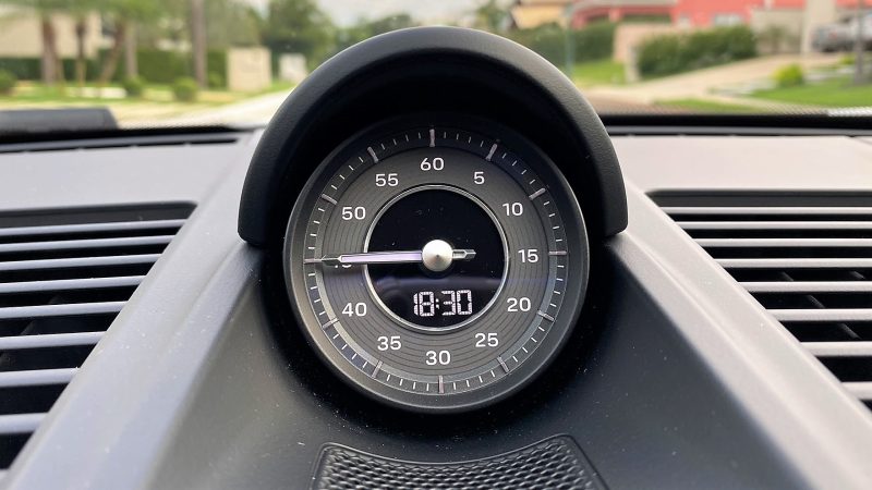 Relógio digital com ponteiro de segundos analógico e pode ser conectado ao cronógrafo do carro, tendo dupla função
