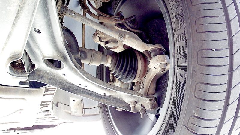 Suspensão dianteira esquerda; note o articulador aparafusado em vez re rebitado, para facilidade de manutenção 