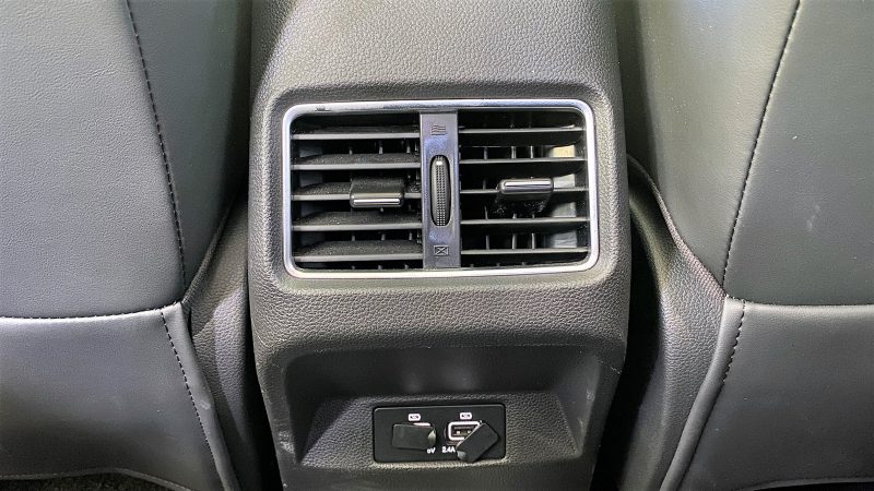 Saída de ar climatizado para o banco traseiro no prolongamento do console