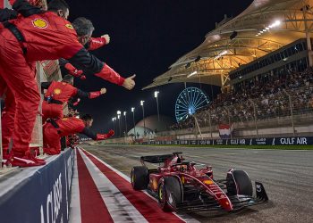 Leclerc cumprimenta sua equipe assim que recebeu a bandeira quadriculada (Foto: Ferrari)