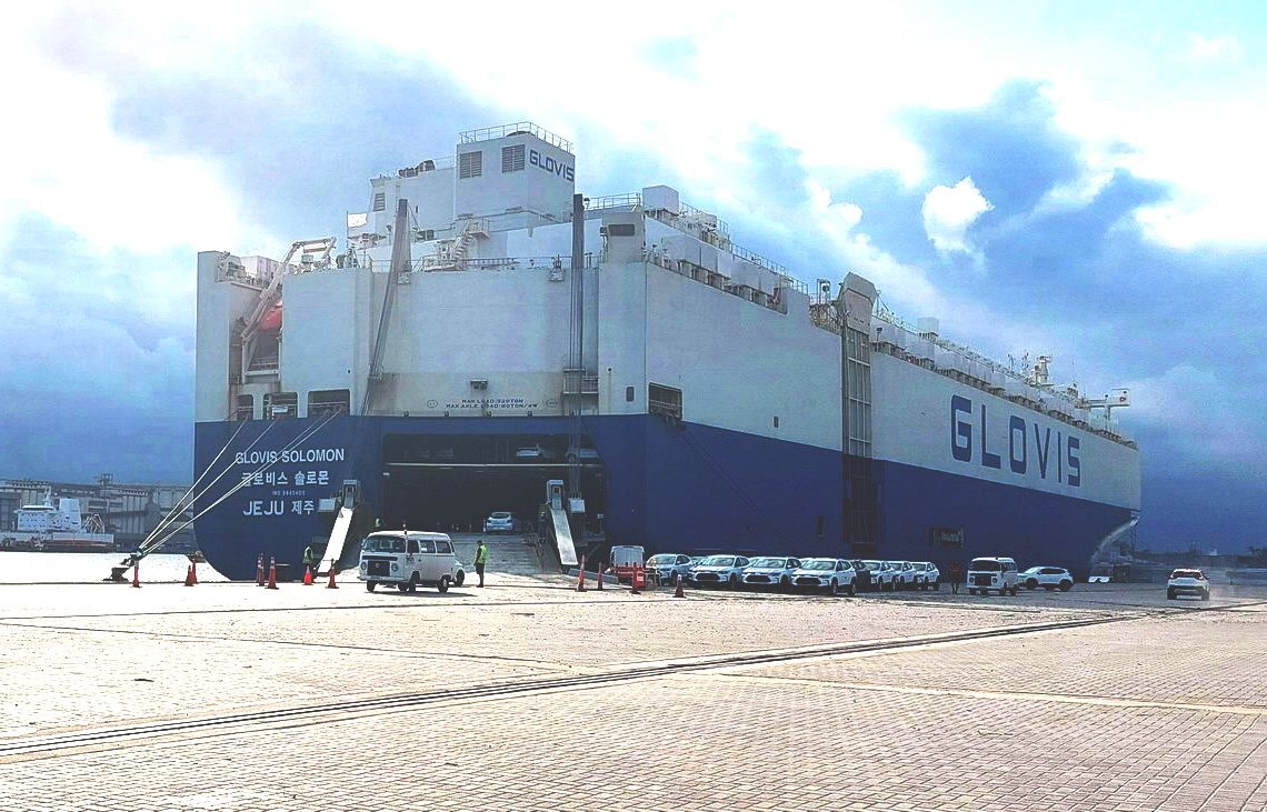 Foram embarcados 5.209 veículos no Glovis Salomon (Foto: Divulgação Santos Brasil)