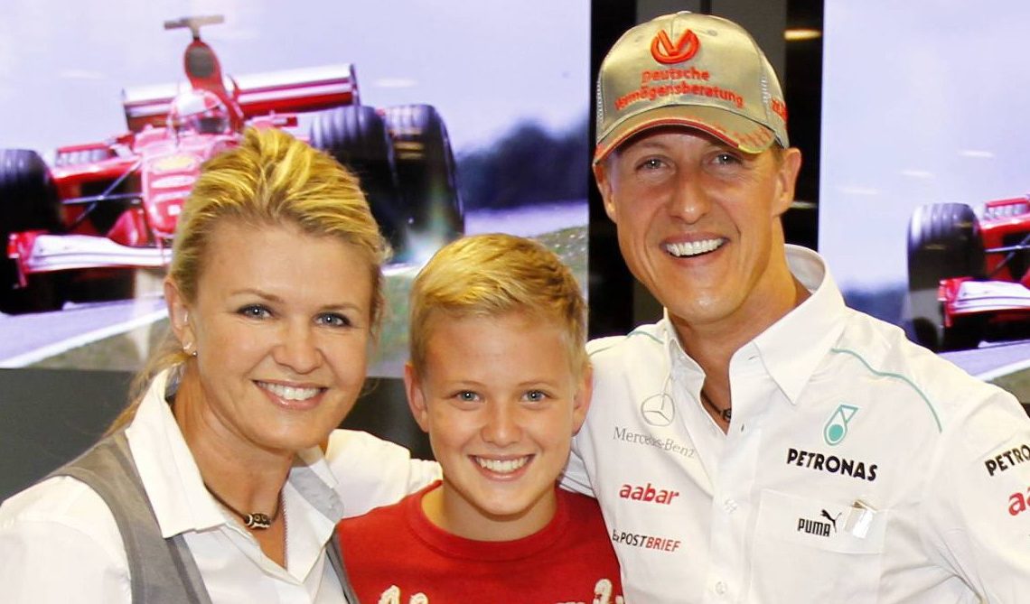 Mick Schumacher entre seus pais Corinna e Michael (Foto: The Sports Rush)