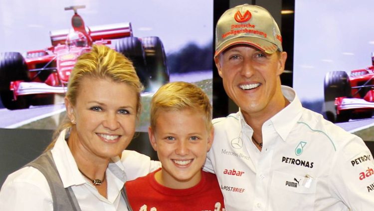 Mick Schumacher entre seus pais Corinna e Michael (Foto: The Sports Rush)