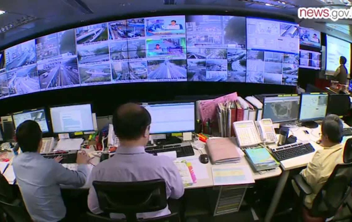 Sala de controle de tráfego de Londres (Foto: yotube.com)