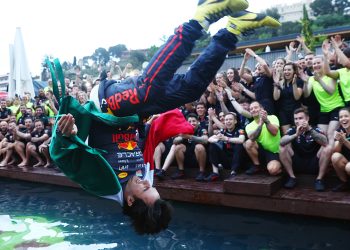 Sérgio `Perez comemora a vitória com um mergulho no Mediterrâneo (Foto: Red Bull)