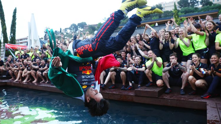 Sérgio `Perez comemora a vitória com um mergulho no Mediterrâneo (Foto: Red Bull)