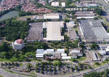 Fábrica e sede da Robert Bosch América Latina, em Campinas, SP. Na esquerda da foto vê-se o prédio da administração (Foto: Divulgação Bosch)