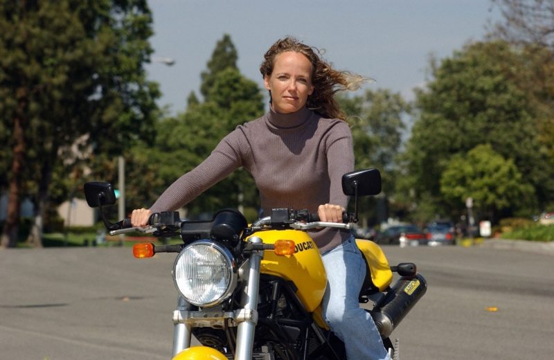 Tisha pilota a própria moto (foto: Divulgação Volvo Cars)