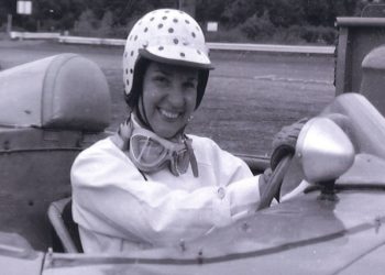 Denise McCluggage, pioneira nas pistas e no jornalismo automobilístico (Foto: Autoweek)