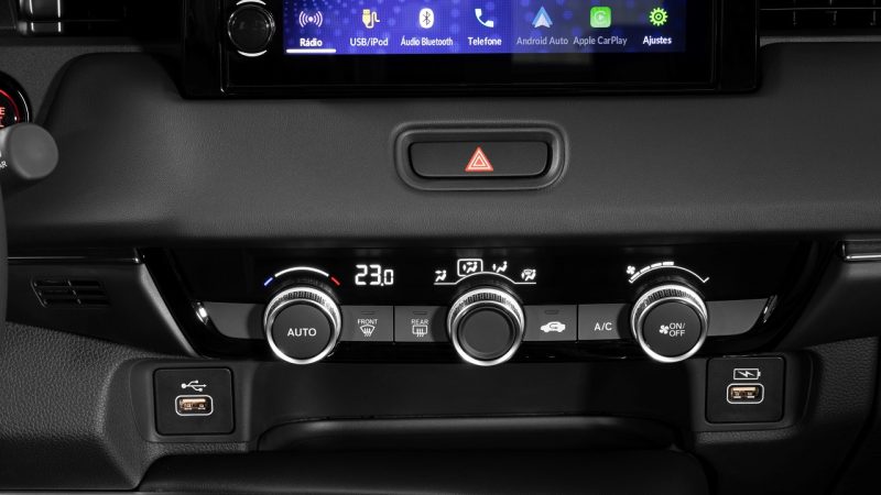 Ar-condicionado com controle automático e eletrônico; duas zonas na versão Touring