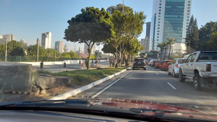 Marginal do Pinheiro,s, sentido Norte, manhã de domingo (Foto: Bob Sharp)