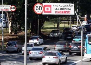 Av.23 de Maio, SP:, via de trânsito rápido, velocidade irreal, era 80 km/h (foto: m. folha. uol..com.br)