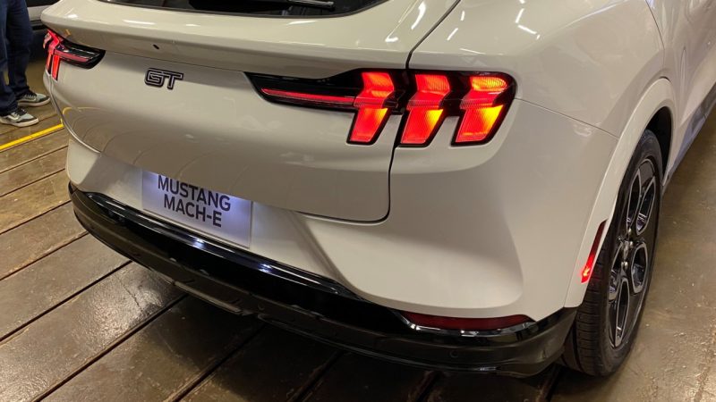 Lanternas traseiras em LED com a assinatura Mustang