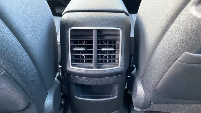 Ar climatizado para o banco traseiro é mandatório em carro desse tamanho