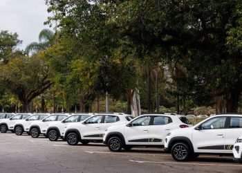 Dezenas de Kwid elétricos no lançamento em São Paulo, setembro de 2022 (Foto: AE)