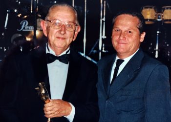 Valter Boor recebe das mãos de Célio Galvão, gerente de imprensa da Ford, o "Troféu Catharino Andreatta" de Jornalista Destaque, idealizado pelo jornalista Celso Ferlauto (Foto: Ford)