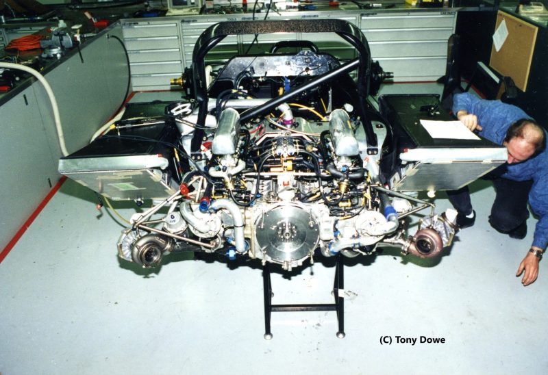 Montagem do motor Porsche original do 962 no chassi de CFRP do Jaguar (Foto: Tony Dowe)