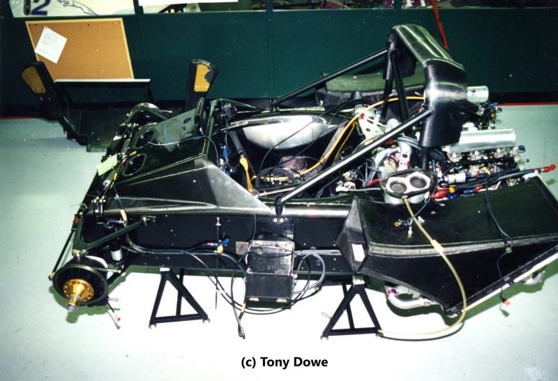 Montagem dos componentes no chassi de CFRP (Foto: Tony Dowe)