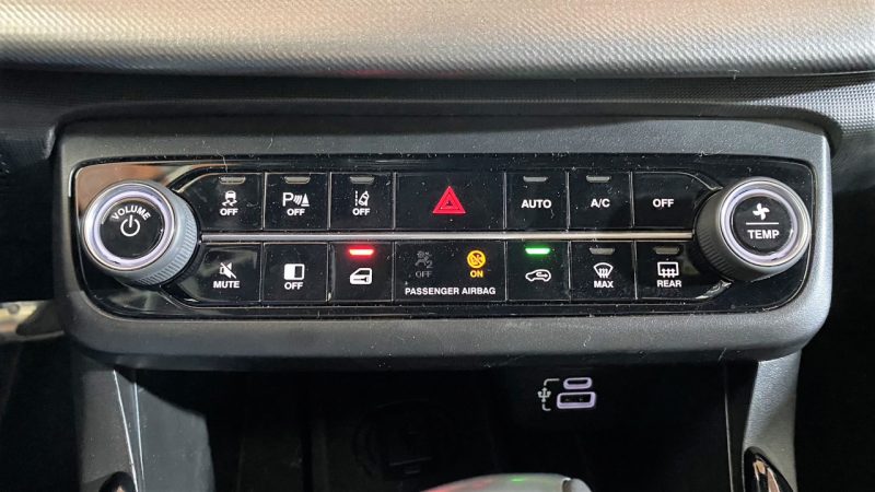Painel de controle dos diversos sistemas do veículo está bem localizado e fácil de operar por botôes mecânicos