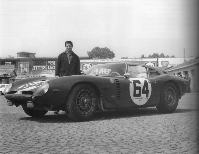 Giotto Bizzarrini e o A3/C de corrida em 1965 (fonte: wikimedia)