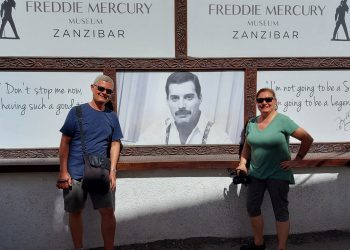 Meu marido e eu na casa de Freddie Mercury (Foto: acervo da autora)