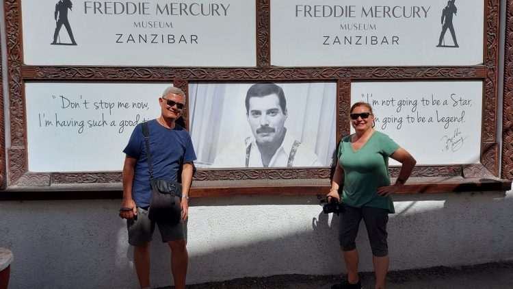 Meu marido e eu na casa de Freddie Mercury (Foto: acervo da autora)