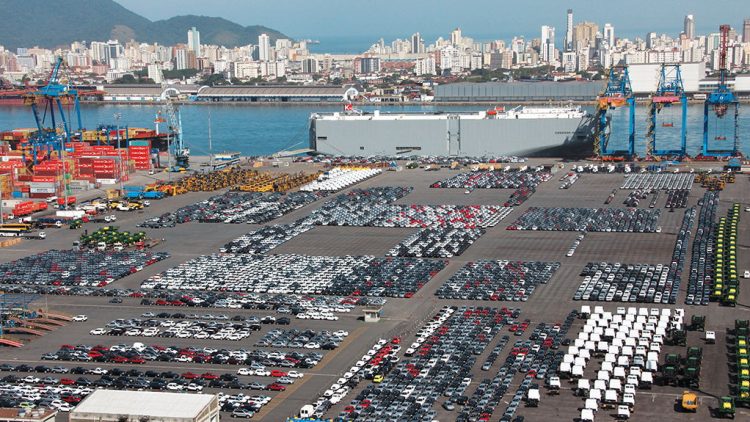Porto de Santos, desembarque de carros elétricos (Foto:  petrosolgas.com.br)