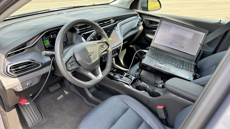 Mesmo com o equipamento de teste no banco direito é possível observar o bom espaço interno na dianteira do veículo