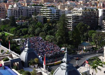 No acanhado território monegasco, o colorido da F1 atrai celebridades (Foto: Red Bull)