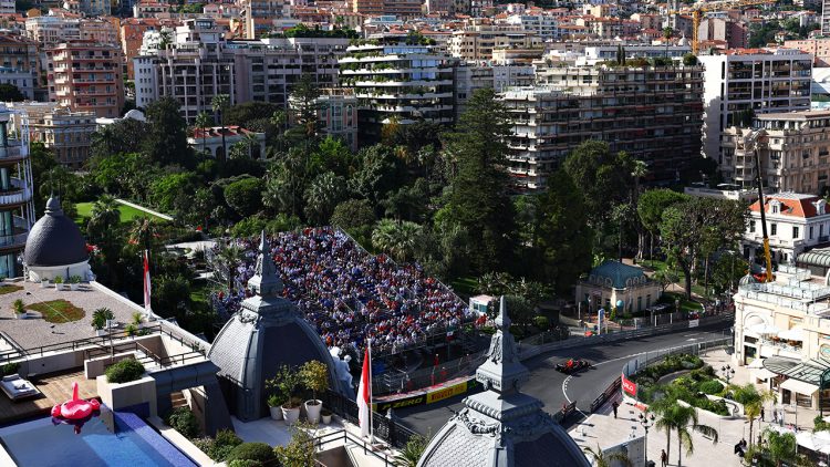 No acanhado território monegasco, o colorido da F1 atrai celebridades (Foto: Red Bull)