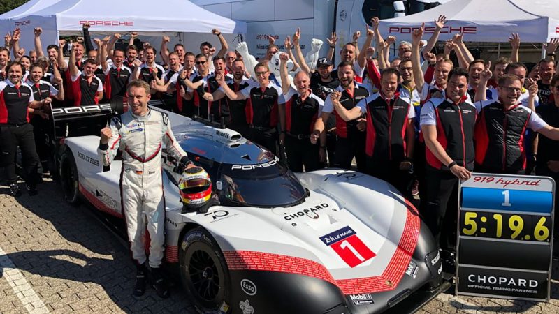 Aplausos da equipe em Nürburgring para  Timo Bernhard (Foto: Porsche AG)