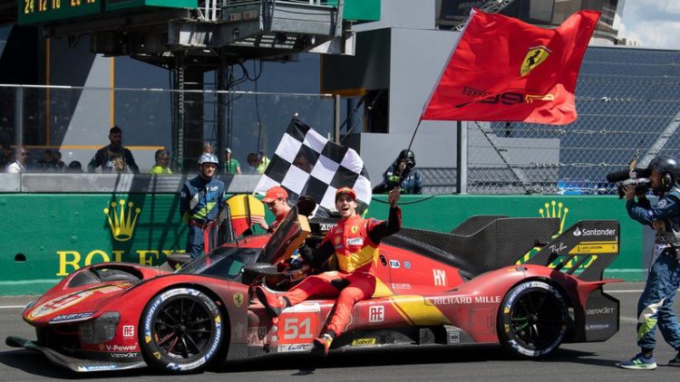 A comemoração dos pilotos da Ferrari no centenário de Le Mans (Fonte: AFP)