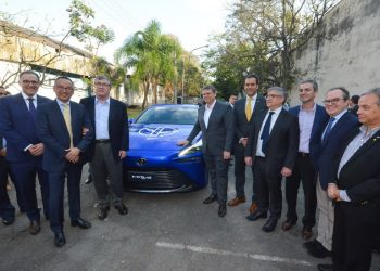 Entrega do Toyota Mirai para o projeto de desenvolvimento de hidrogênio verde (Foto: Divulgação Shell)