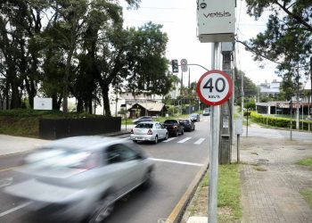 Rua Paulo Gorski, em Curitiba, velocidade máxima permitida de 40 km/h (Foto: Luiz Costa/SMCS)