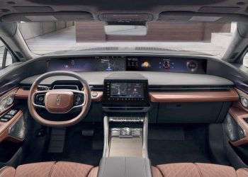 O painel panorâmico do Lincoln Nautilus 2024 com tela de 48 polegadas é apenas de exibição (Foto: Divulgação Ford/automotorunsport.com)
