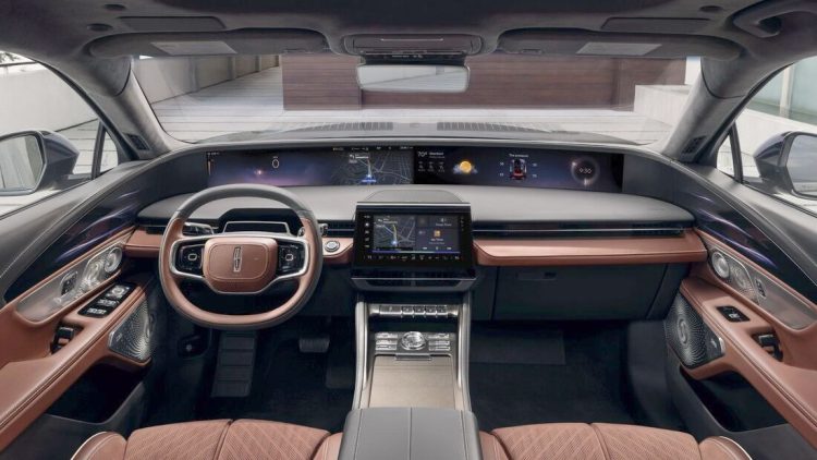 O painel panorâmico do Lincoln Nautilus 2024 com tela de 48 polegadas é apenas de exibição (Foto: Divulgação Ford/automotorunsport.com)