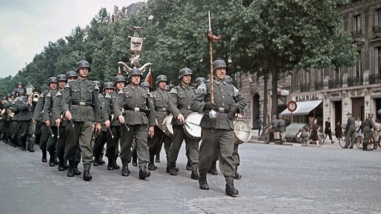 Tropas alemãs desfilando na invadida Paris em 14/6/40, expulsas em 19/8/44 (Foto: reddit.com)